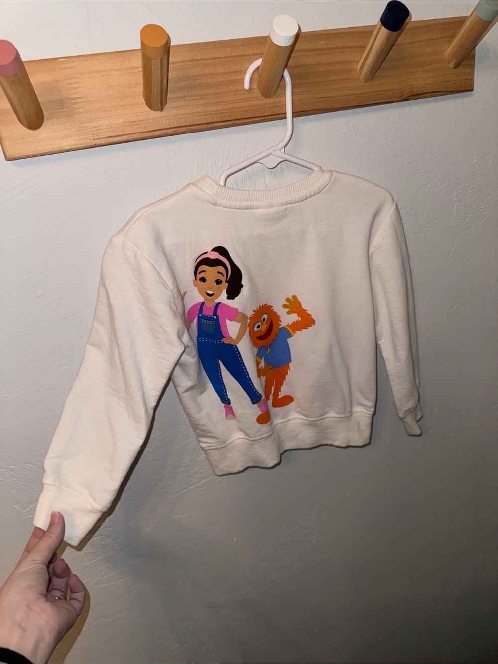 Ms. Rachel White Graphic Kids Crewneck Long Sleeve Top - 2T